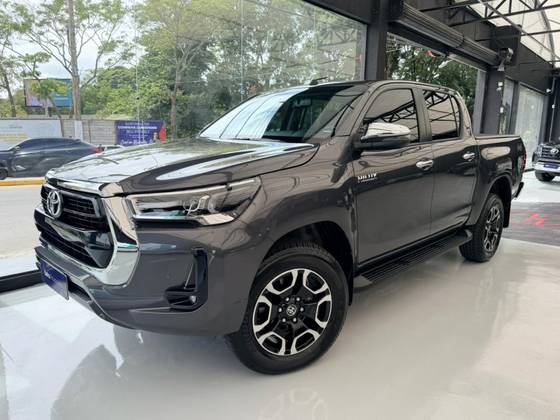 TOYOTA HILUX 2.8 D-4D TURBO DIESEL CD SRV 4X4 AUTOMÁTICO